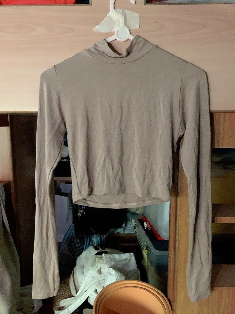White mock neck long sleeve crop top outlet