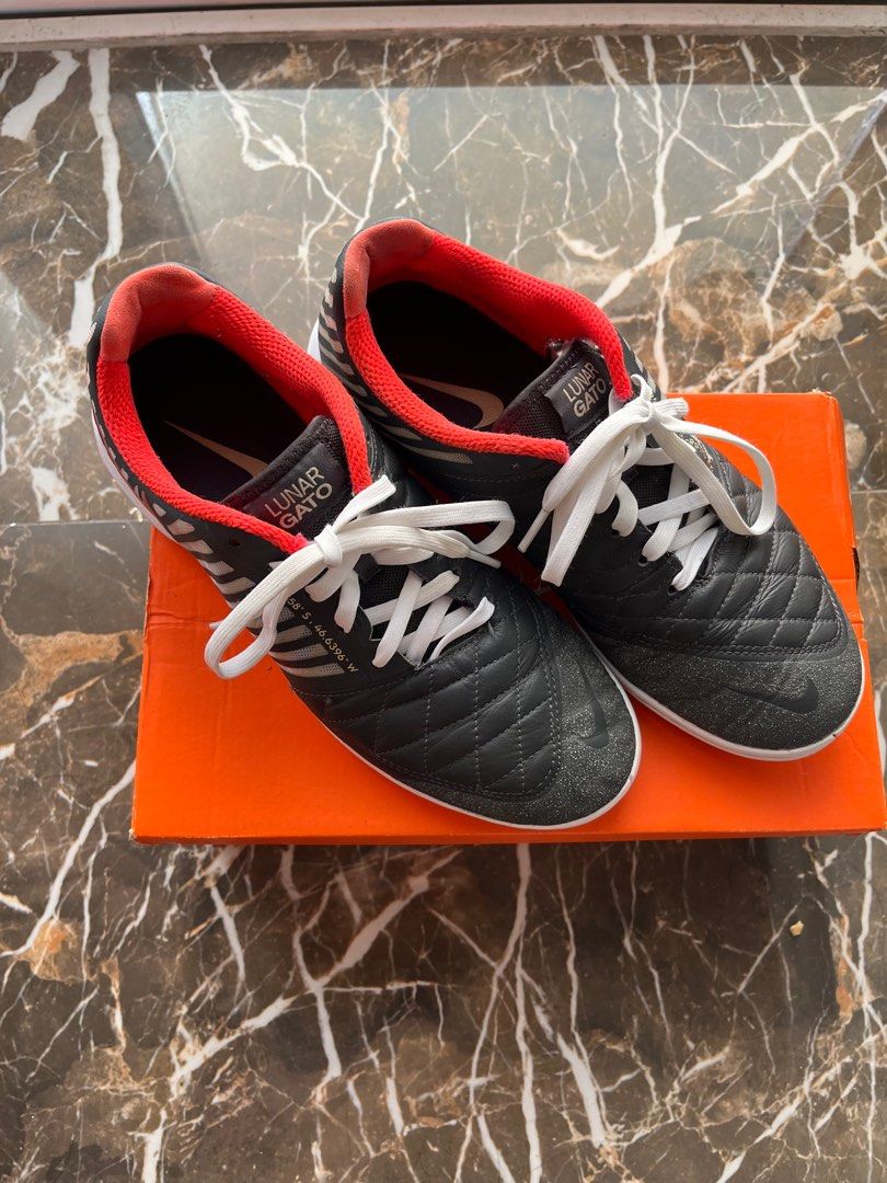 Nike Lunar Gato II (Category: Sneakers) located in Los Banos. Submitted by itsr2 (Listing ID 1271666195, Image 2). Description: Used for 3 months only (bought nung sept). Srp is 5795. Wala ng box naiwan sa US but can provide a replacement box. Rfs: slightly malaki for me.