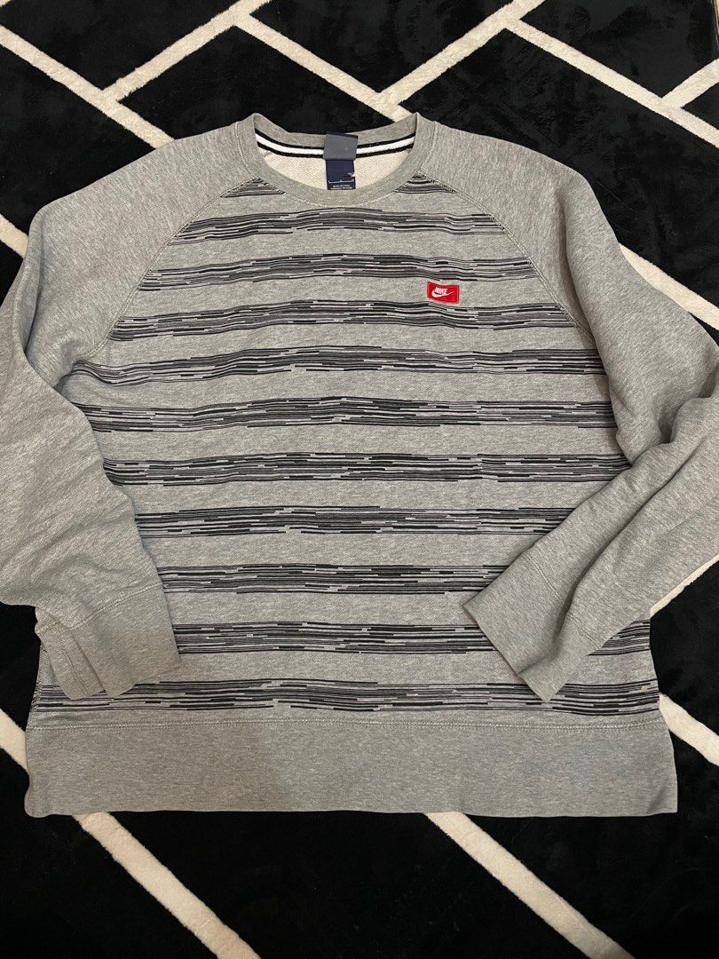 Nike hot sale stripe sweatshirt