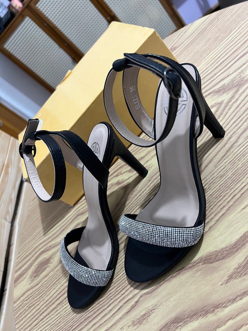 Shooz 3 inches Sandals (Category: Heels) located in Makati City. Submitted by leeeon20 (Listing ID 1271791589, Image 1). Description: 3 inches Bought from landmark makati Used once in YEP Good as new Size 5.