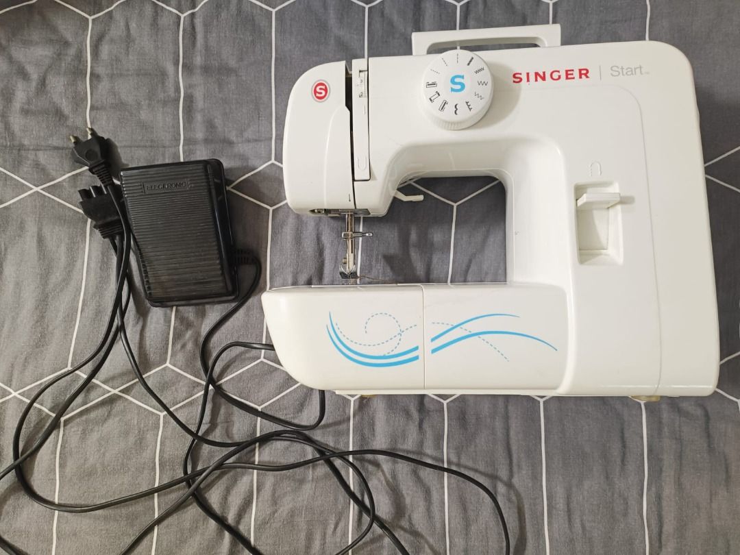 SINGER Sewing Machine Model 1304 Worth 300, TV & Home Appliances