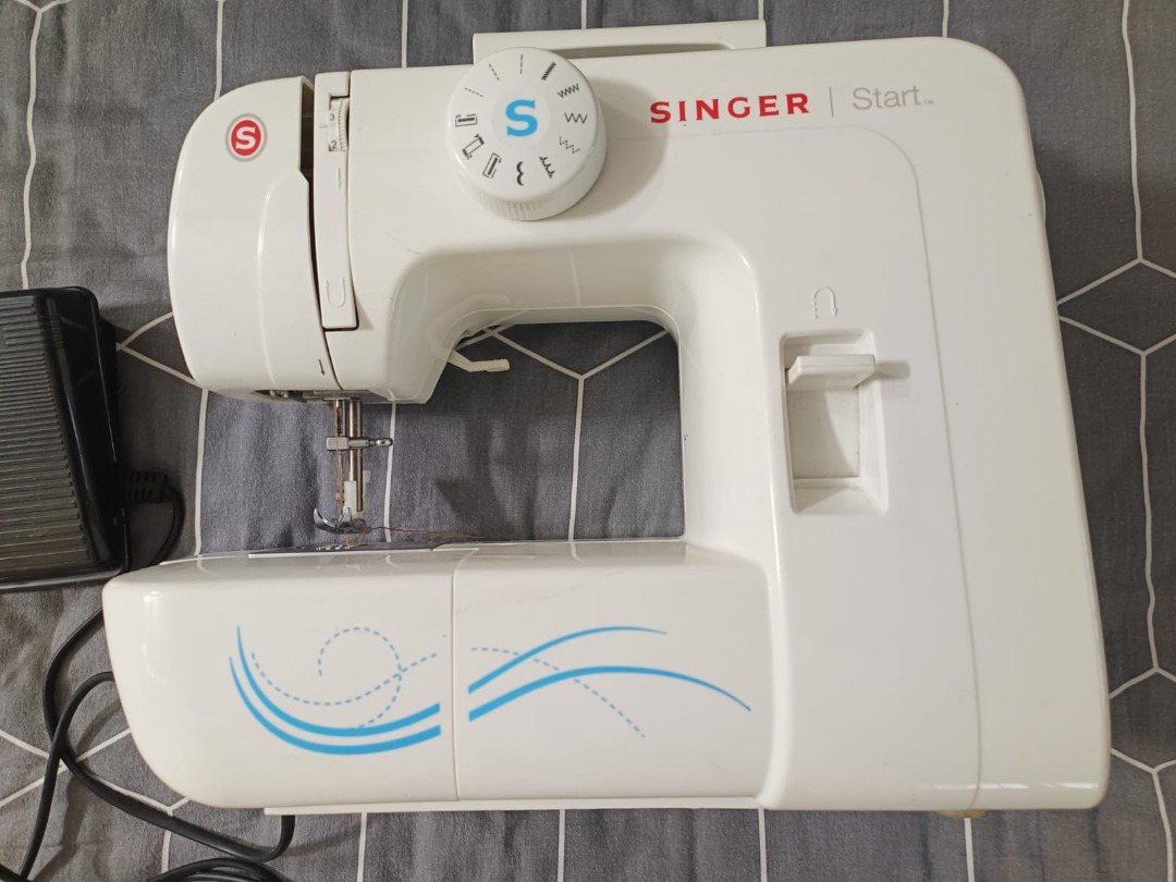 SINGER Sewing Machine Model 1304 Worth 300, TV & Home Appliances