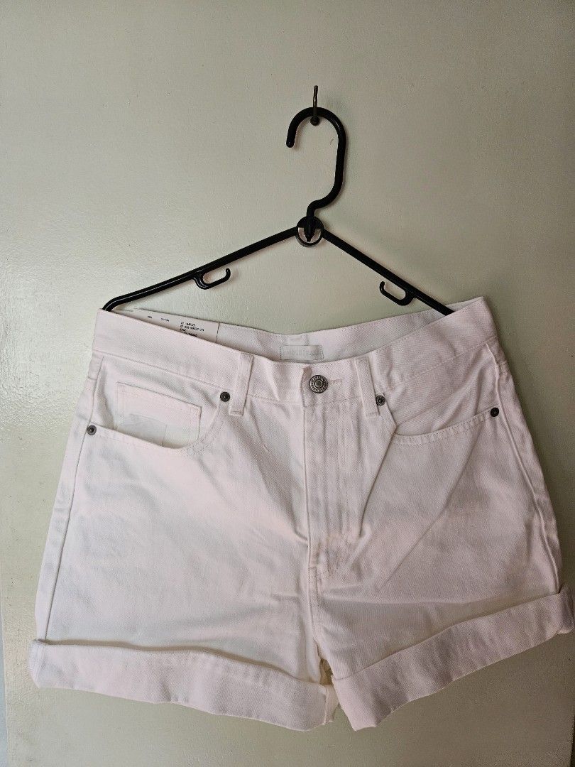 Uniqlo White Denim Shorts (Category: Shorts) located in Manila. Submitted by .decluttered (Listing ID 1271682483, Image 2). Description: Shorts never worn. Bought the wrong size. This specific style is already discontinued. No haggling, last price posted. Location: Paco, Manila/Makati.