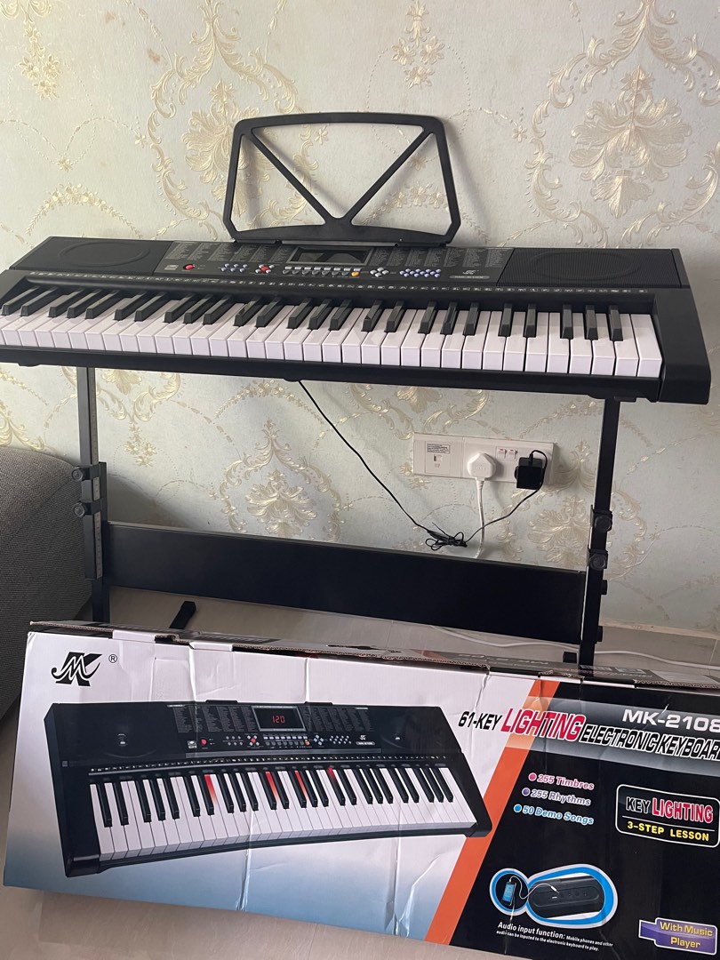 61 keys electronic lightup keyboard, Hobbies & Toys, Music & Media