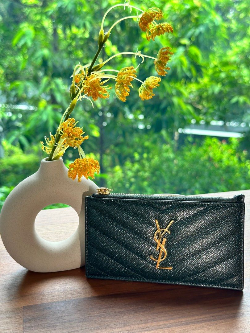 CASSANDRE MATELASS FRAGMENTS ZIPPED CARD CASE IN GRAIN DE POUDRE EMBOSSED LEATHER FOREST GREEN