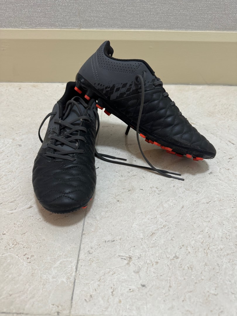 Decathlon Klipsta leather football boots, Men's Fashion, Footwear