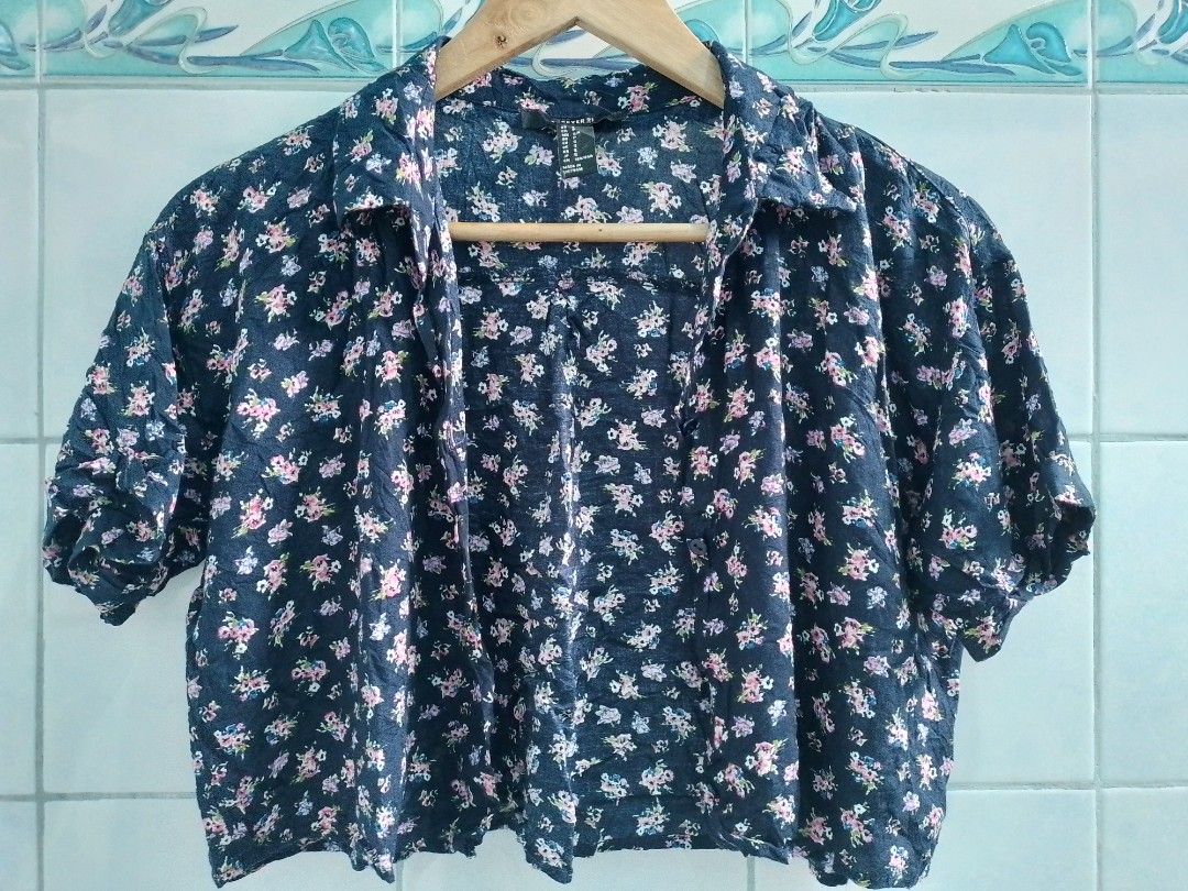 Forever 21 floral crop top (Category: Blouses) located in Bislig. Submitted by cessg (Listing ID 1272089207, Image 1). Description: Soft and cool material..