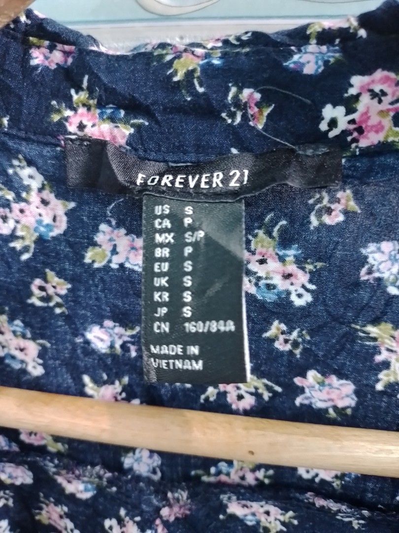 Forever 21 floral crop top (Category: Blouses) located in Bislig. Submitted by cessg (Listing ID 1272089207, Image 3). Description: Soft and cool material..