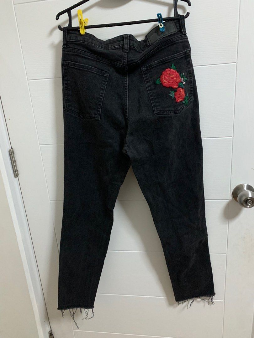 H&M black floral ripped jeans (Category: Jeans) located in Quezon City. Submitted by shopdrop.mnl (Listing ID 1272186231, Image 2). Description: high waist decluttering fits S-M pickup cubao area :).