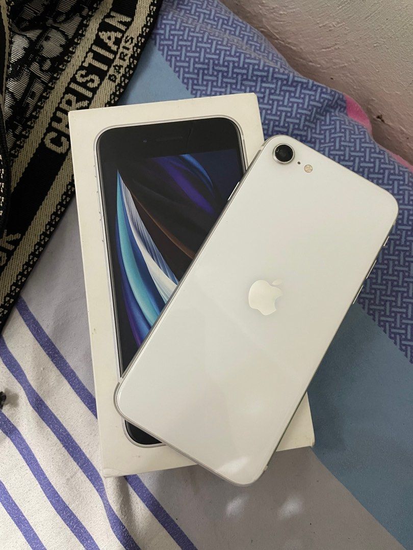 iPhone SE 2020 64gb (Category: iPhone SE Series) located in Mandaluyong City. Submitted by aliaxmadi (Listing ID 1272175451, Image 1). Description: Selling iPhone SE 2020 64gb Globelocked All working✅ Truetone✅ Smooth✅ iOs 16.6 77% bh original can reset has minor dent/cracked on the back cam and lower part of the screen but it doesn't affect the quality and performance Over all goods pa po smooth and working lahat💗 CHECK ALL U CAN UPON MEET UP M