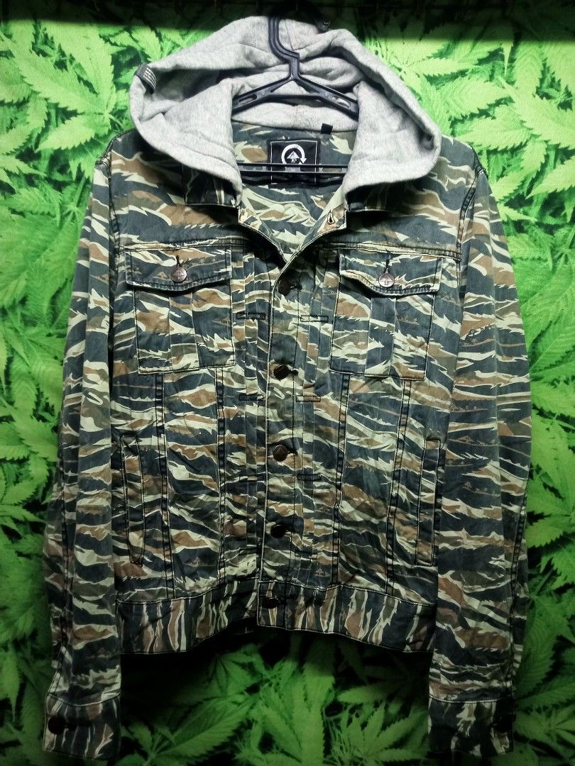 LRG TIGER CAMO DENIM JACKET Men s Fashion Coats Jackets and Outerwear on Carousell