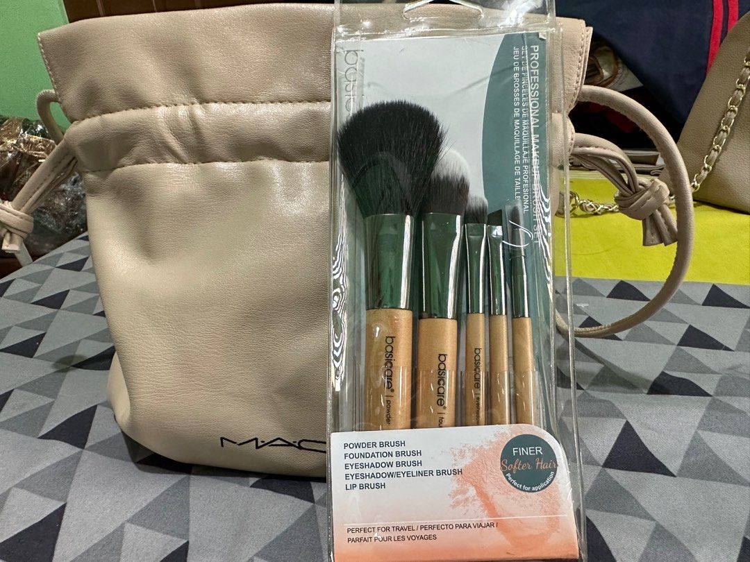 Makeup brush (Category: Makeup) located in Quezon City. Submitted by joyful05 (Listing ID 1272201555, Image 2). Description: Basic care makup brush set Opened and checked Never used Bought recently, last December 14, 2023 RFS: got a MAC brand .