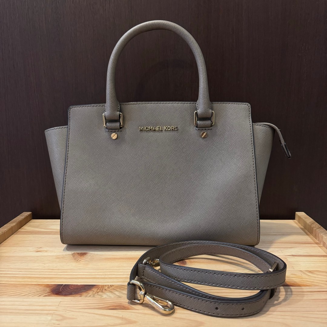 Michael kors selma best sale medium size cm