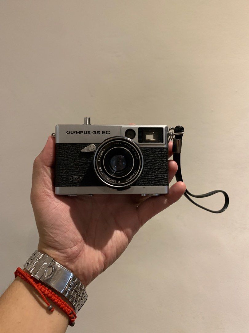 Olympus 35 Ec (Category: Cameras) located in Manila. Submitted by moneymann888 (Listing ID 1272079592, Image 1). Description: sf buyer shoulder As is fix unfortunately i don’t have sample pics The Olympus-35 EC is a electronic controlled 35mm compact camera introduced in 1969. It features a fixed Zuiko 42mm €/2.8 lens comprised of 5 elements in 4 groups. It takes 43.5mm filters. The electronic shutter is a Seiko ESF and is automatically controlle