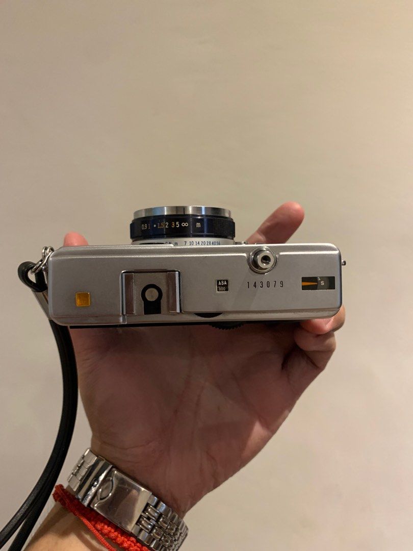 Olympus 35 Ec (Category: Cameras) located in Manila. Submitted by moneymann888 (Listing ID 1272079592, Image 3). Description: sf buyer shoulder As is fix unfortunately i don’t have sample pics The Olympus-35 EC is a electronic controlled 35mm compact camera introduced in 1969. It features a fixed Zuiko 42mm €/2.8 lens comprised of 5 elements in 4 groups. It takes 43.5mm filters. The electronic shutter is a Seiko ESF and is automatically controlle
