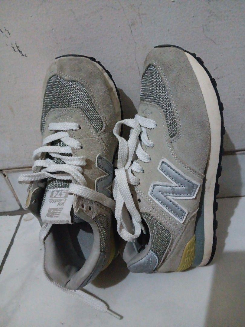 Sepatu sneakers store new balance
