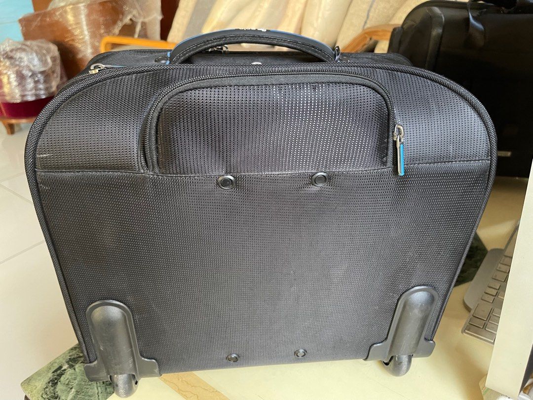Solo overnight rolling briefcase (Category: Briefcases) located in San Juan City. Submitted by will0106 (Listing ID 1272144019, Image 2). Description: Slightly use .