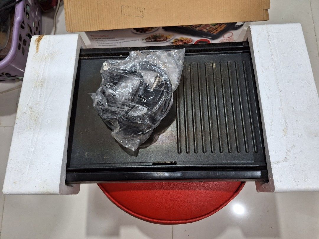 2 in 1 electric grill (Category: Cookware & Accessories) located in Makati City. Submitted by mercadomyleen529 (Listing ID 1272339973, Image 3). Description: Kitchen luxe electric grill used 3x no issue rfs decluttering.