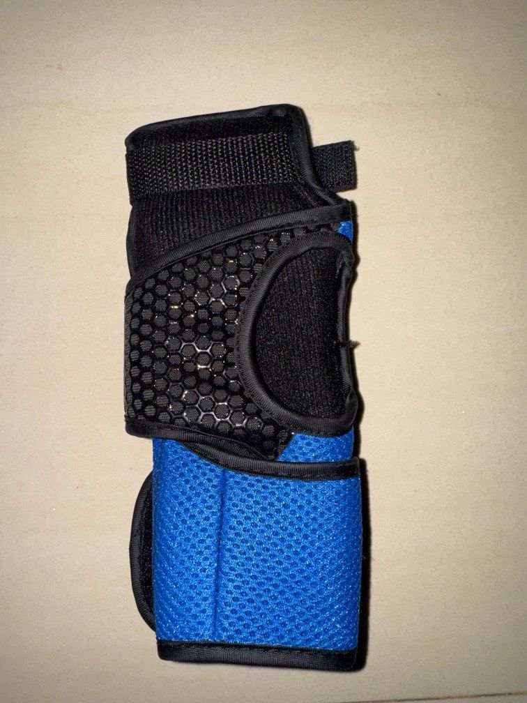 Attix Mongoose Bowling Wrist Support Right Hand Glove, Sports Equipment