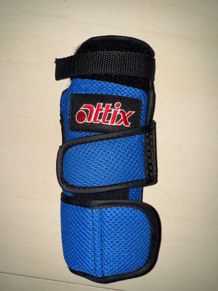 Attix Mongoose Bowling Wrist Support Right Hand Glove, Sports Equipment