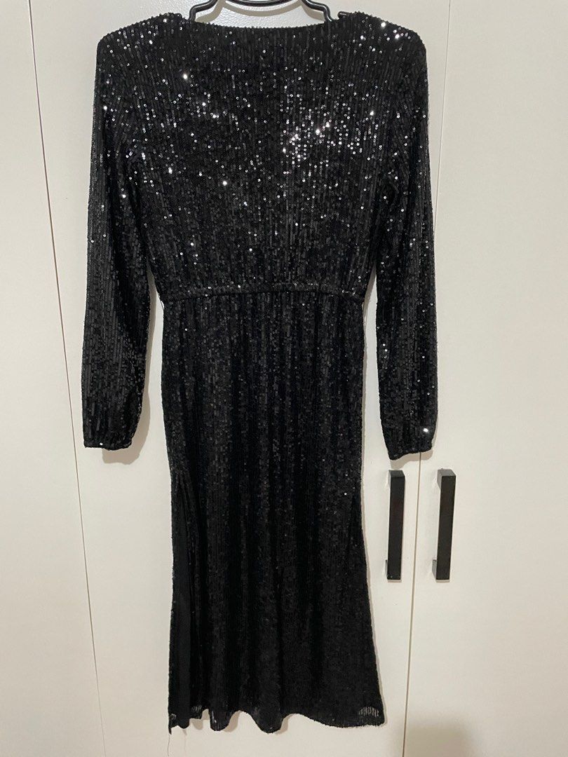 Betsey Johnson v-neck sequinned midi dress (black), Women's Fashion, Dresses & Sets, Evening dresses & gowns on Carousell Betsey Johnson v-neck sequinned midi dress (black), Women's Fashion, Dresses & Sets, Evening dresses & gowns on Carousell