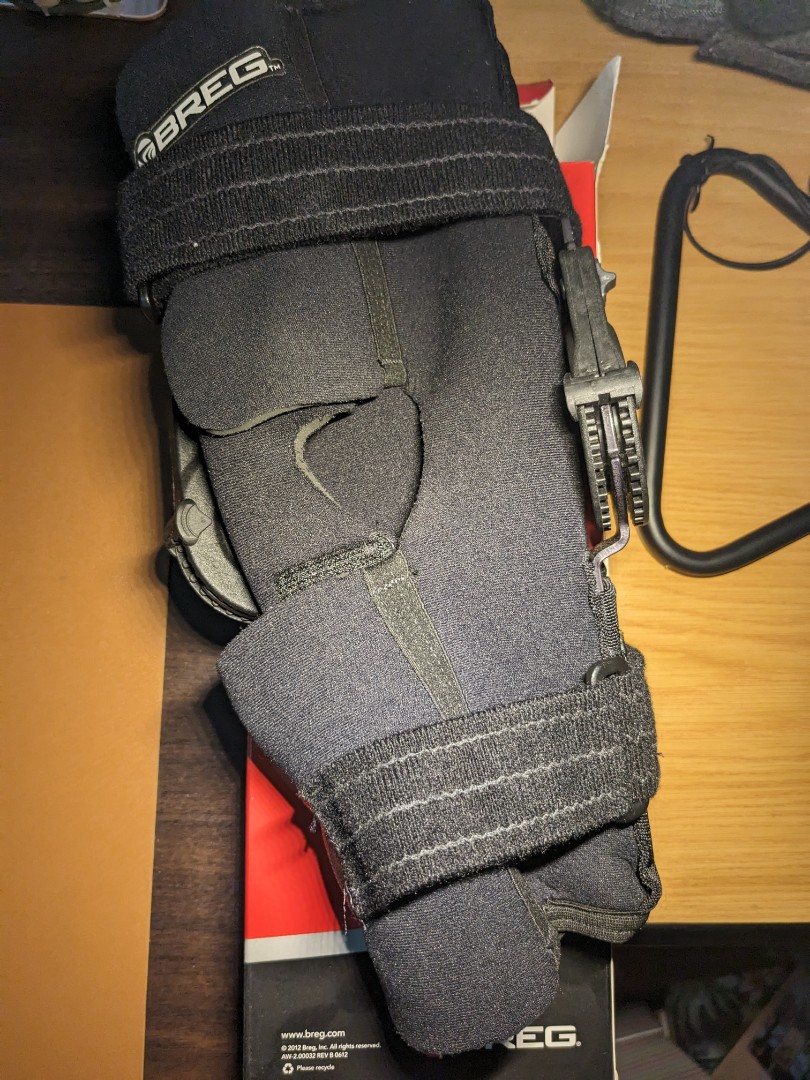  Breg ShortRunner Knee Brace (Medium - Airmesh - Sleeve