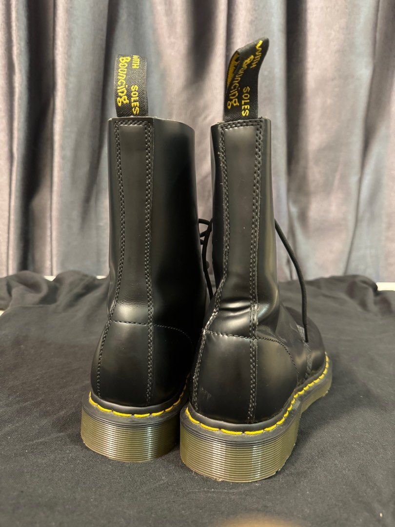 21 hole shop doc martens