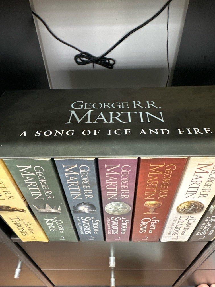 George R.R Martin - A song of ice and fire (box set), Hobbies & Toys ...