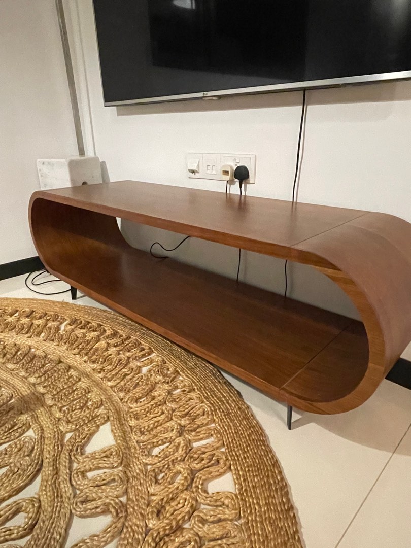 HIPVAN TV console!! Super unique & sleek!! Lk grafunkt crate