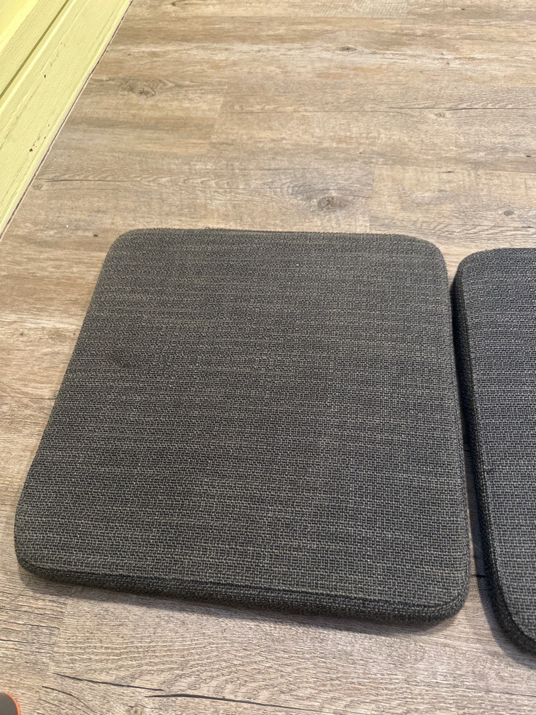 Hillared top chair pad