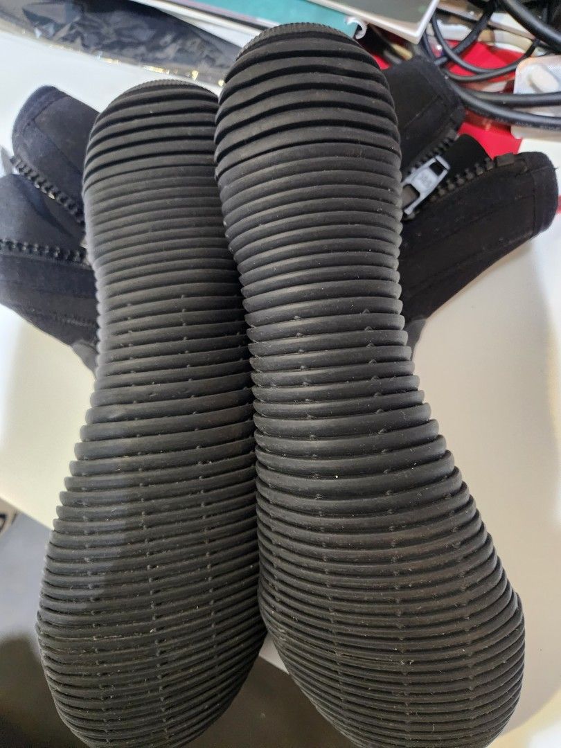 Mares classic 5mm classic dive boots size 10, Sports Equipment, Other