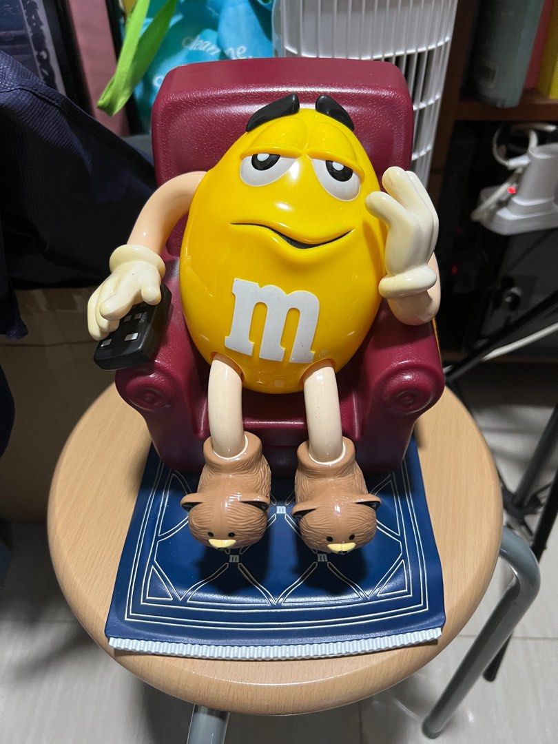 M&M’s “Couch Potato” Laz-E-Boy, Yellow M Reclining in Chair with TV Remote  Candy Dispenser. Vintage 1999 Limited Edition