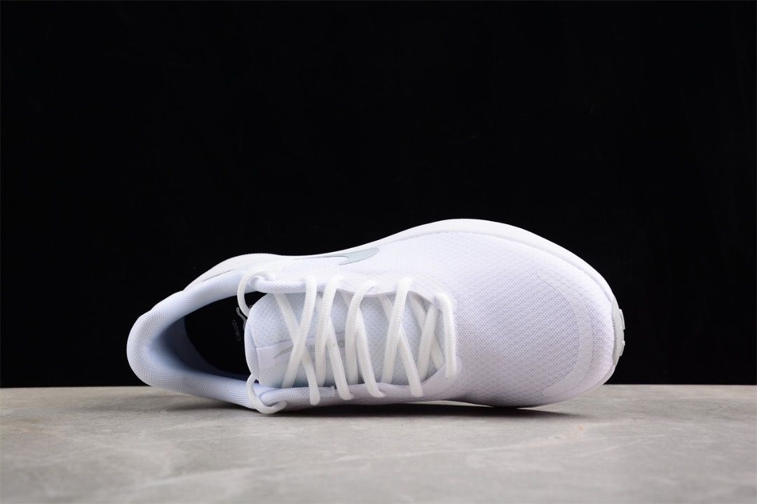 All white sales nike women's sneakers