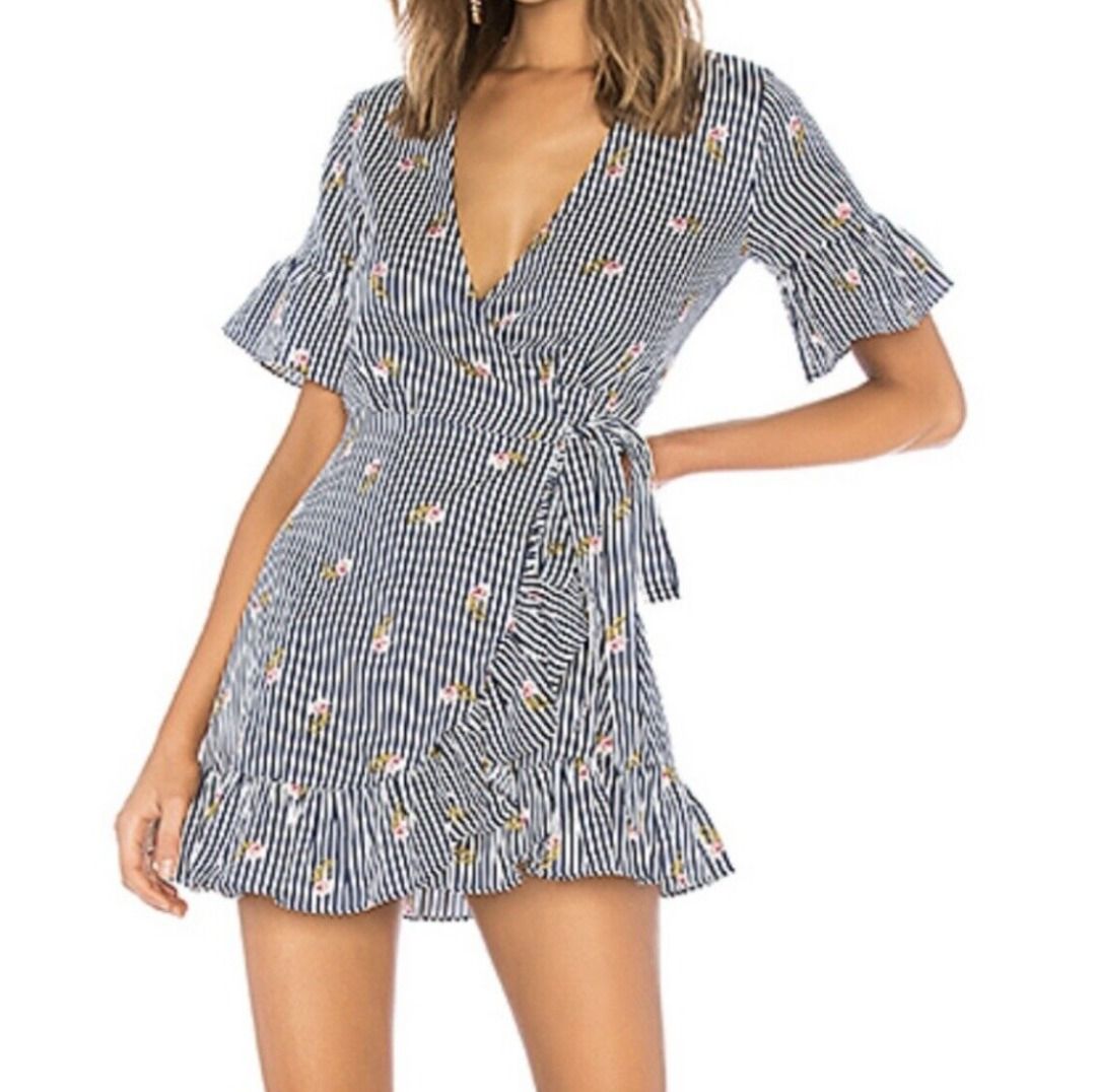 White short sleeve wrap outlet dress