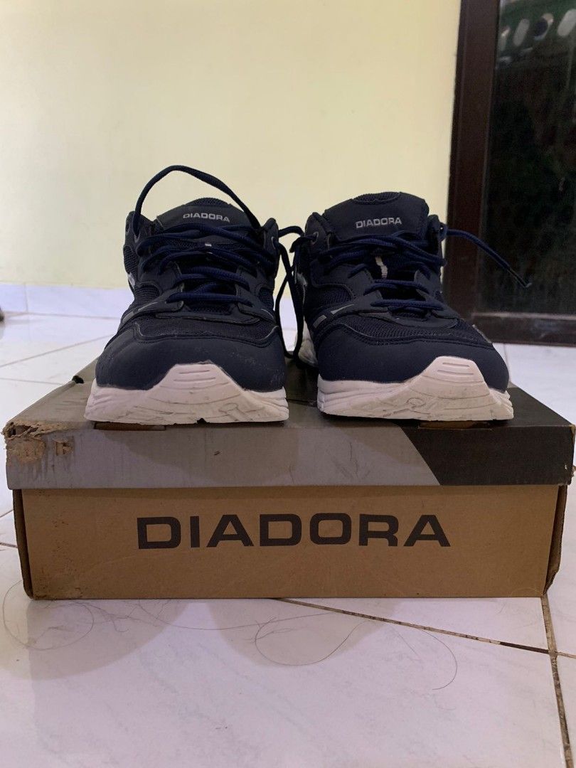 Sepatu Diadora Second