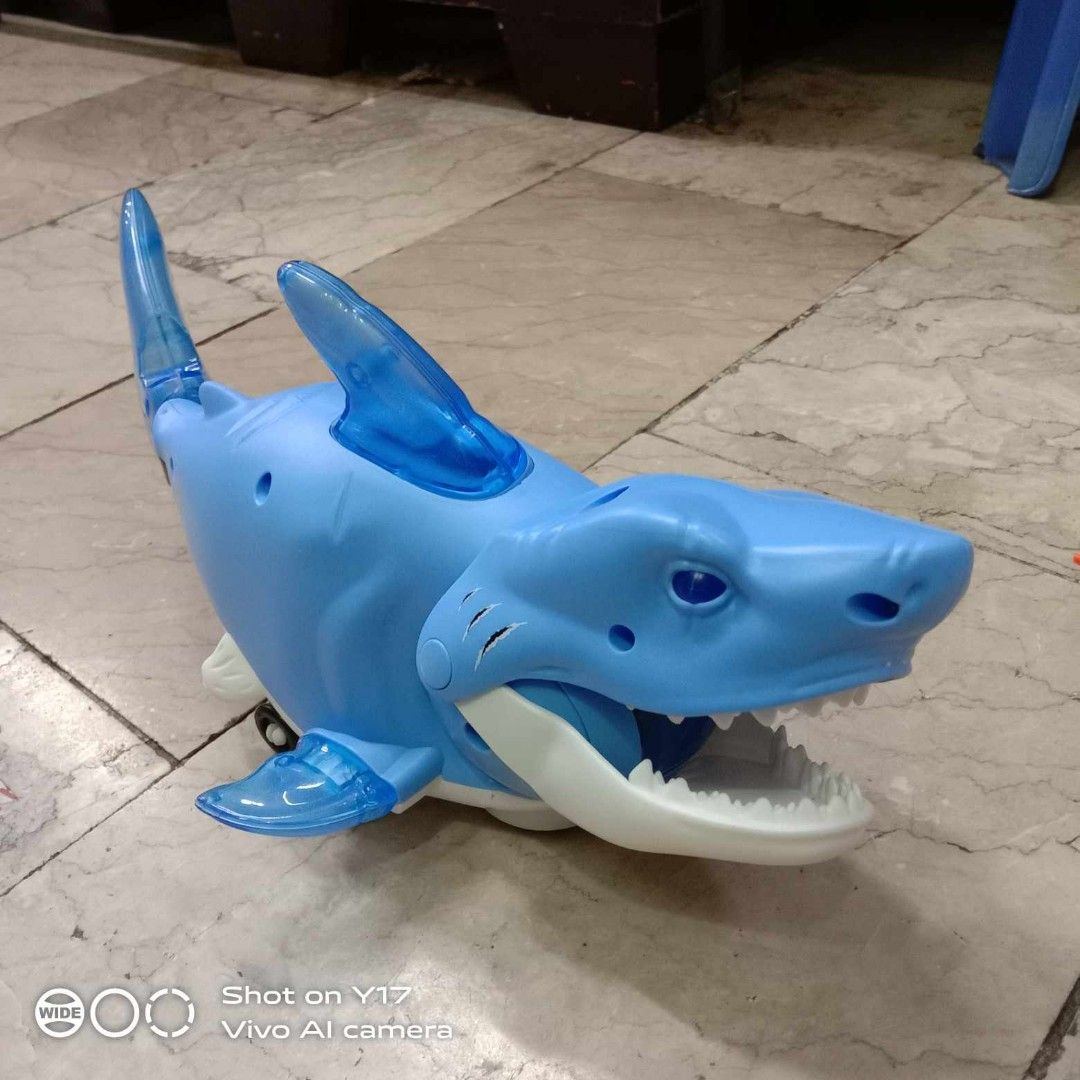 Shark with light sounds battery operated (Category: Kids Toys) located in Quezon City. Submitted by hereshop80 (Listing ID 1272456561, Image 2). Description: .