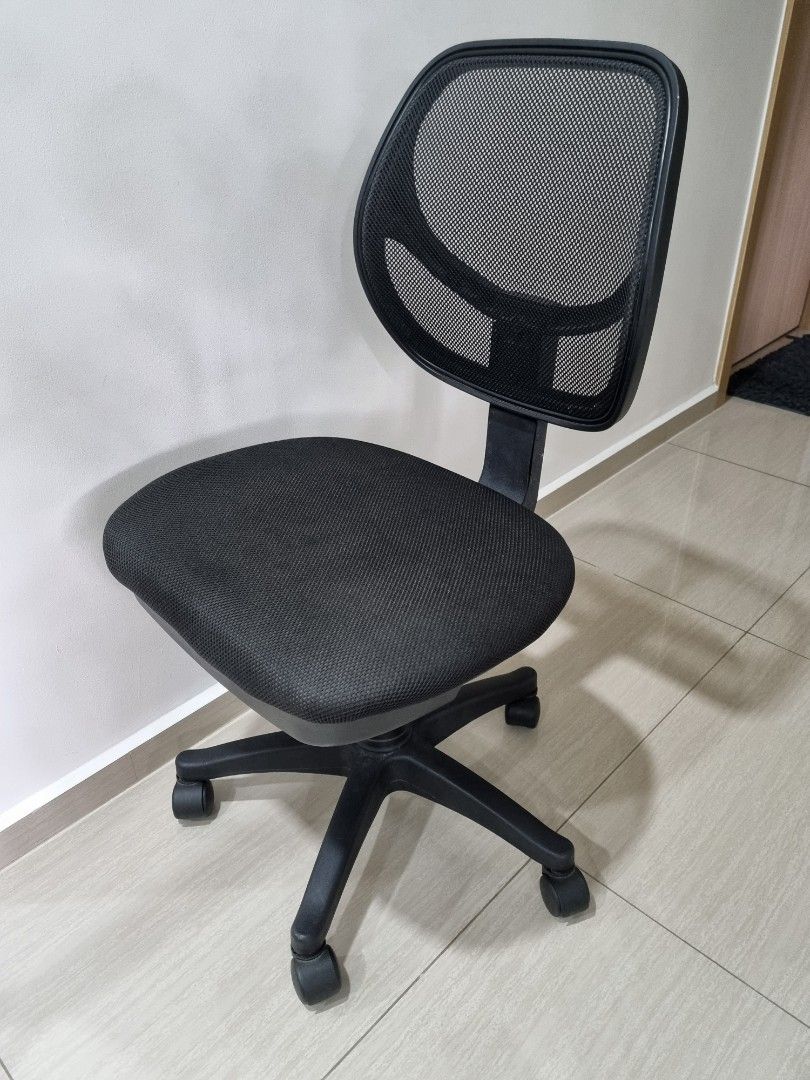 Study Table (Category: Tables & Sets) located in Singapore. Submitted by dakar77 (Listing ID 1272028954, Image 2). Description: Modern study/computer table. suitable for children to study or room with limited space. light weight and easy to move around.