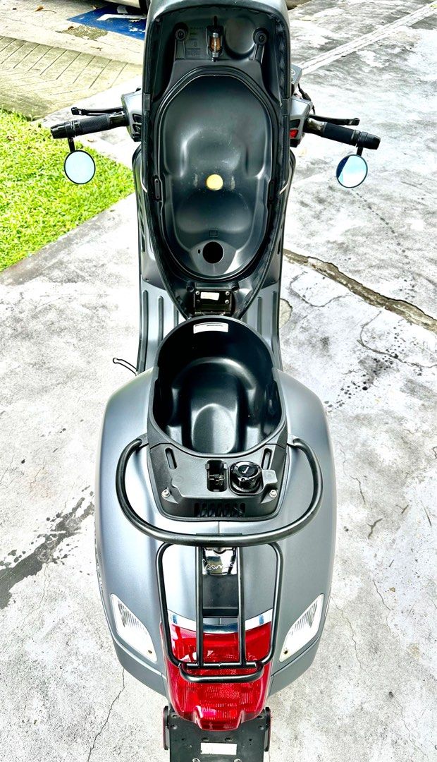 Vespa GTS 300 ABS/ASR Supersport (Category: Class 2A) located in Singapore. Submitted by jtango14 (Listing ID 1272428109, Image 3). Description: The GTS 300 comes with ABS and ASR traction control for added safety. Model Year: 2107 Registered: Jan 2018 COE expiry: Jan 2028 Mileage: slightly over 100k km(Full over haul done at 100k km) Displacement: 278cc Engine Type: Single cylinder 4-stroke Power: 22bhp Torque: 22.3Nm Top Speed: 128km/hr Fuel Sy