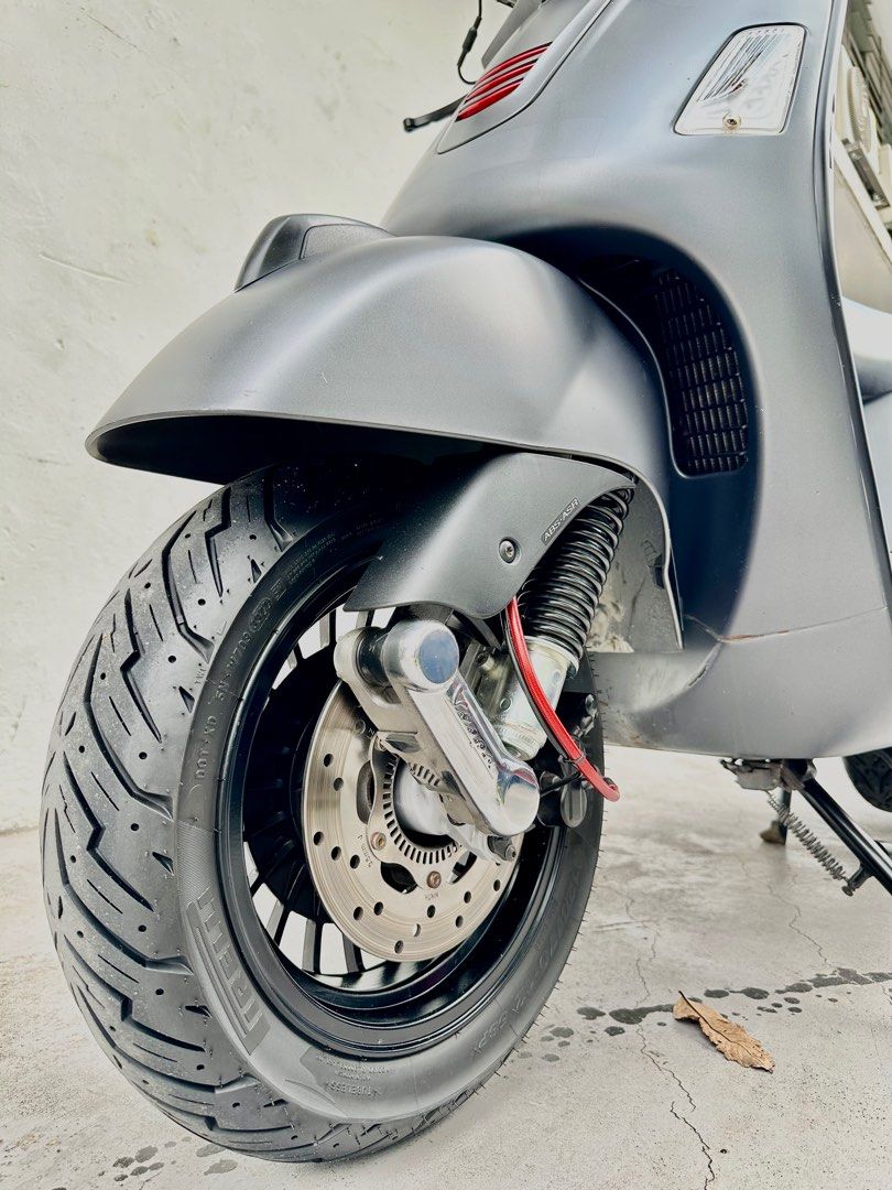 Vespa GTS 300 ABS/ASR Supersport (Category: Class 2A) located in Singapore. Submitted by jtango14 (Listing ID 1272428109, Image 1). Description: The GTS 300 comes with ABS and ASR traction control for added safety. Model Year: 2107 Registered: Jan 2018 COE expiry: Jan 2028 Mileage: slightly over 100k km(Full over haul done at 100k km) Displacement: 278cc Engine Type: Single cylinder 4-stroke Power: 22bhp Torque: 22.3Nm Top Speed: 128km/hr Fuel Sy