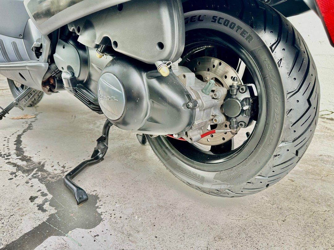 Vespa GTS 300 ABS/ASR Supersport (Category: Class 2A) located in Singapore. Submitted by jtango14 (Listing ID 1272428109, Image 2). Description: The GTS 300 comes with ABS and ASR traction control for added safety. Model Year: 2107 Registered: Jan 2018 COE expiry: Jan 2028 Mileage: slightly over 100k km(Full over haul done at 100k km) Displacement: 278cc Engine Type: Single cylinder 4-stroke Power: 22bhp Torque: 22.3Nm Top Speed: 128km/hr Fuel Sy