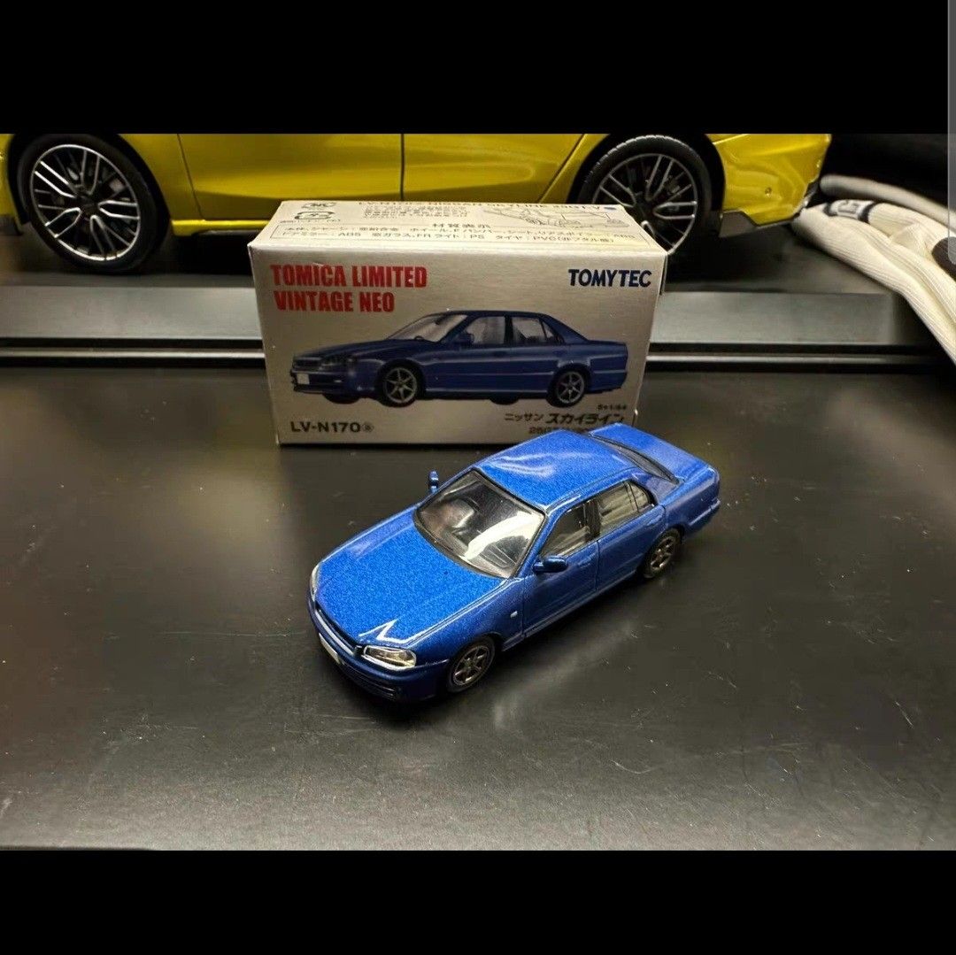 トミカリミテッドヴィンテージNISSANスカイラインバン（コカ・コーラ仕様）