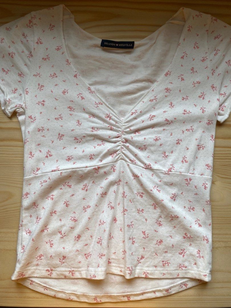 brandy melville cream mckenna bow top tee tshirt, 女裝, 上衣, T-shirt -  Carousell