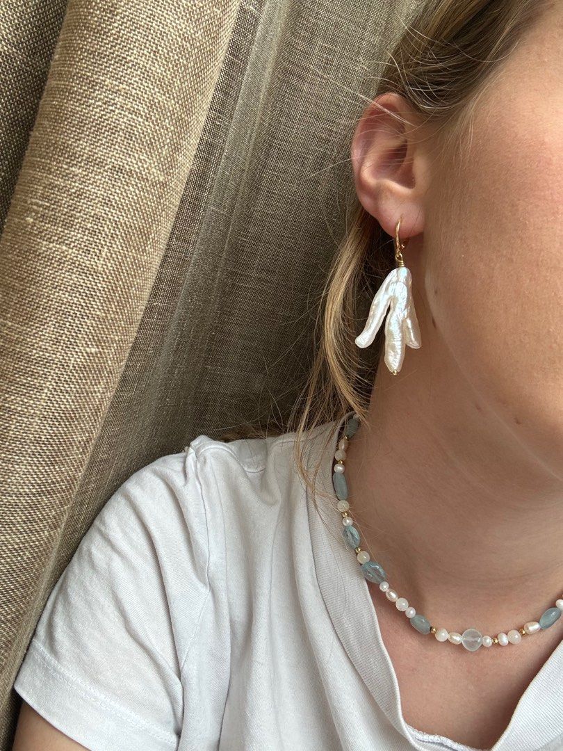 CHICKEN Gold plated hoop earrings with chicken feet pearls