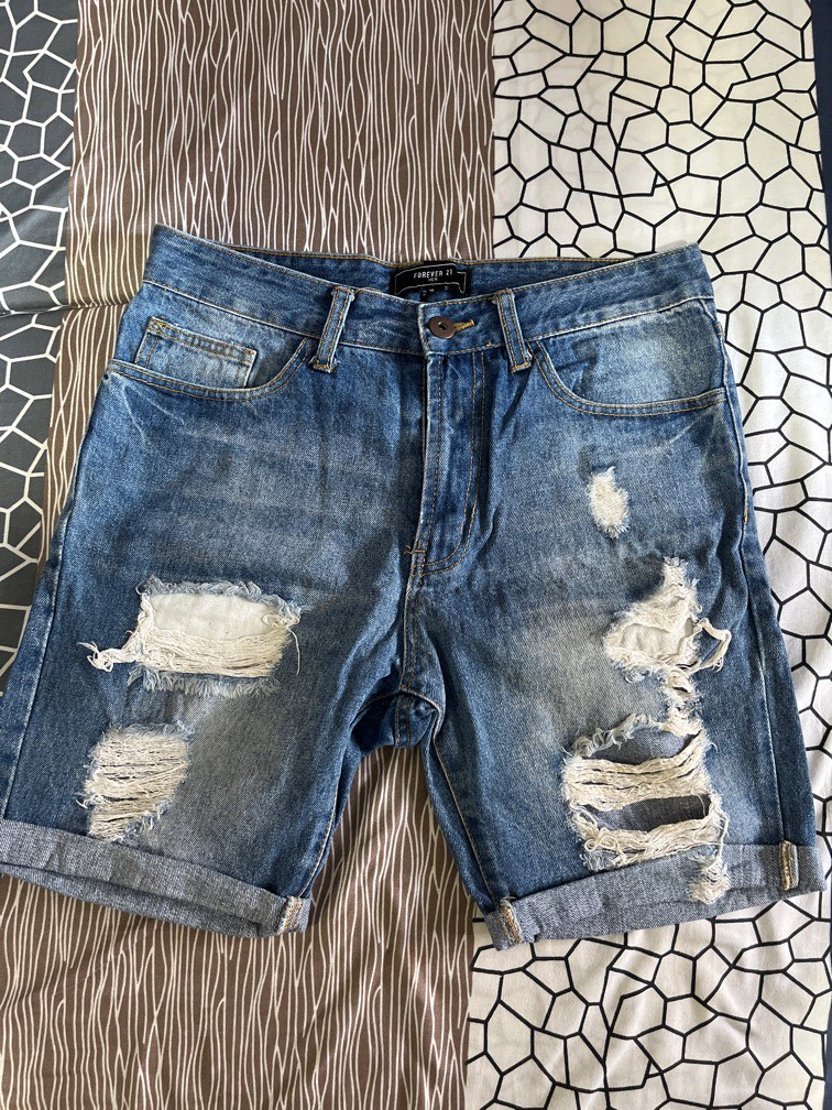 Forever 21 ripped Denim Shorts, 男裝, 褲＆半截裙, 短褲- Carousell