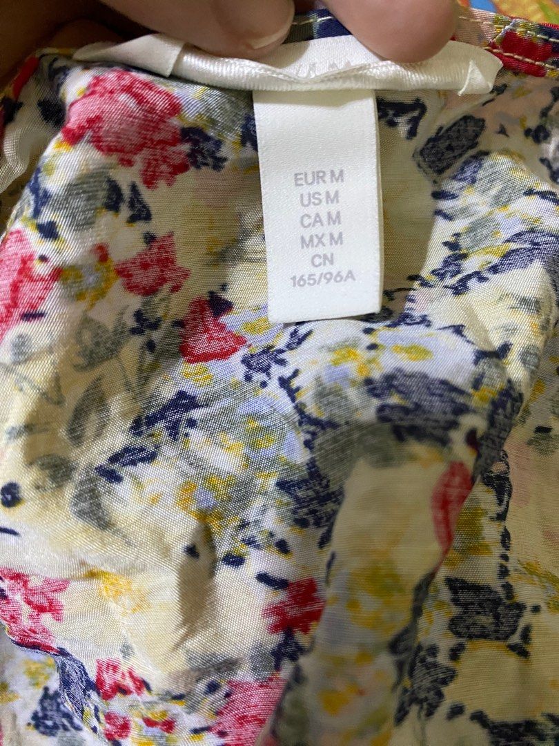 H&M floral puff sleeve (Category: Blouses) located in Quezon City. Submitted by _junooo (Listing ID 1272568149, Image 2). Description: Rfs - decluttering.