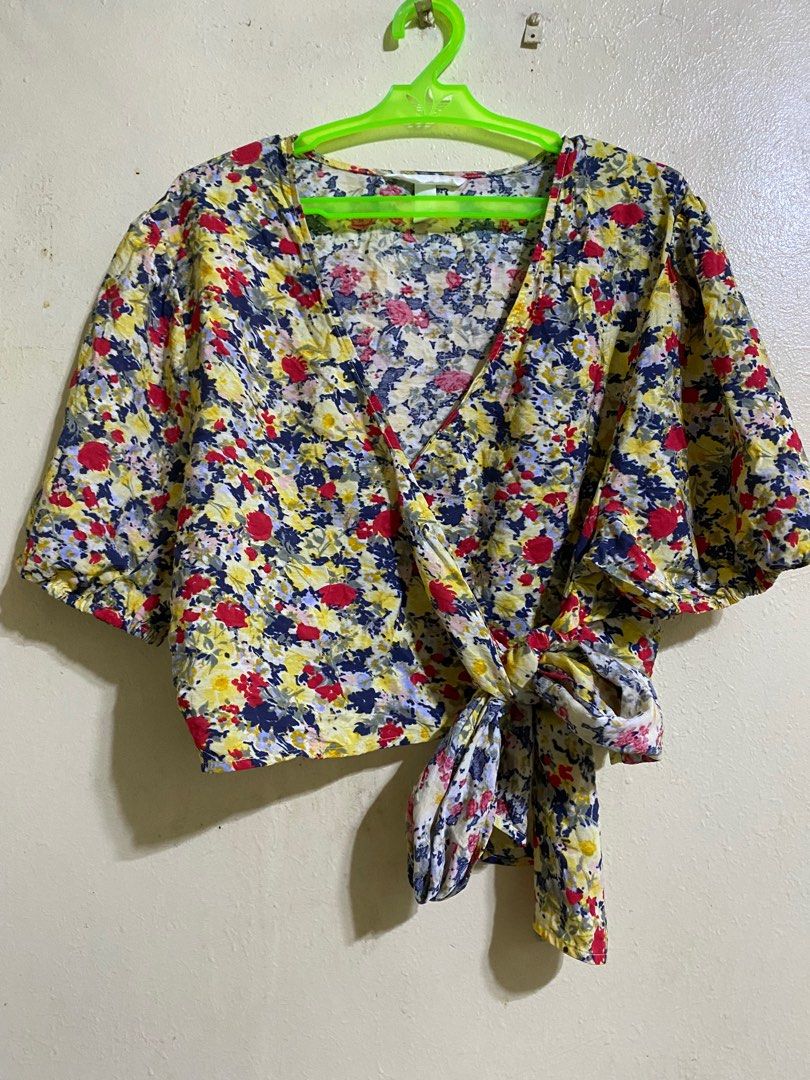 H&M floral puff sleeve (Category: Blouses) located in Quezon City. Submitted by _junooo (Listing ID 1272568149, Image 1). Description: Rfs - decluttering.