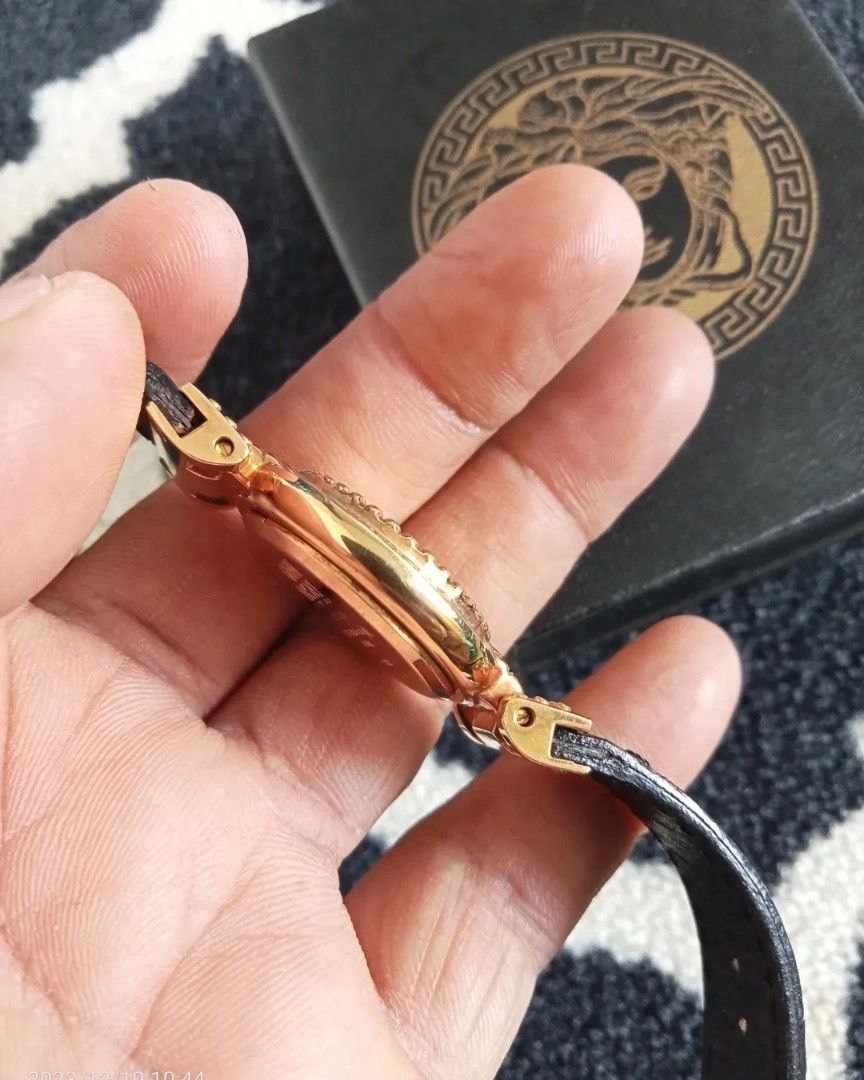 Jam tangan vintage gianni versace signature gold plated g10, Fesyen Wanita, Jam Tangan di Carousell