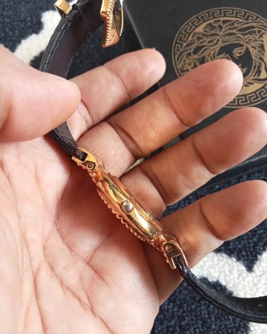 Jam tangan vintage gianni versace signature gold plated g10, Fesyen Wanita, Jam Tangan di Carousell