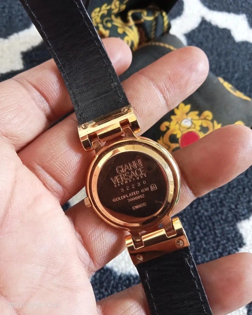 Jam tangan vintage gianni versace signature gold plated g10, Fesyen Wanita, Jam Tangan di Carousell
