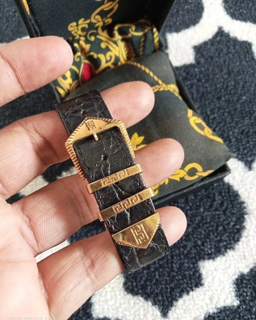 Jam tangan vintage gianni versace signature gold plated g10, Fesyen Wanita, Jam Tangan di Carousell